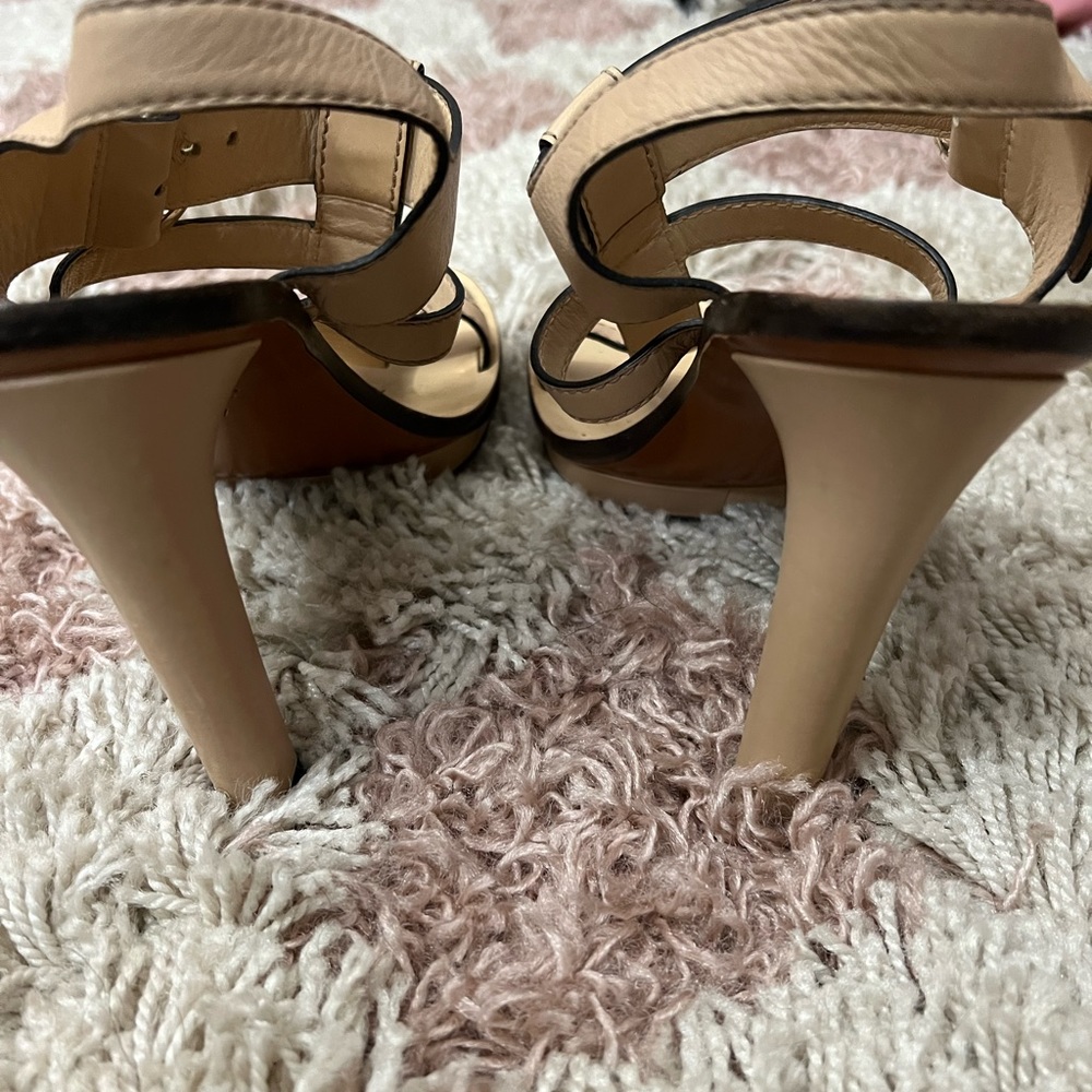 Gucci
Bamboo Accent Leather T-Strap Sandals size 7 - Picture 11 of 12